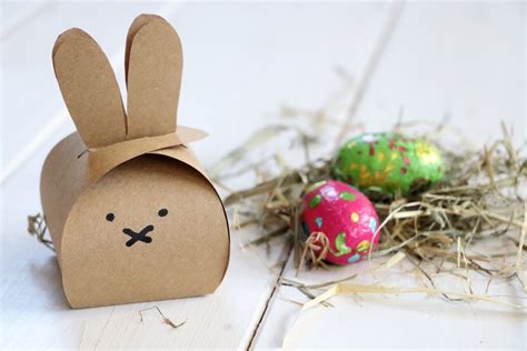 Dieser selbstgebastelte kleine osterhase lässt sich herrlich als ostergruß verschenken. Geschenkbox Osterhase basteln - Lavendelblog