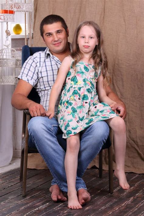 Счастливый отец в рубашке и босоногой дочери Стоковое Фото изображение насчитывающей люди