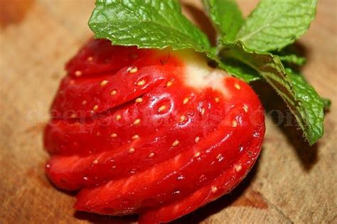 How To Make A Strawberry Fan Garnish Food Garnishes Fruit Garnish Food