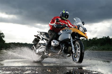 Wet Weather Motorcycle Riding Tips Visordown