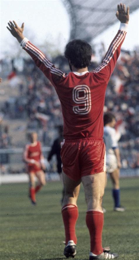 Mantan pemain timnas jerman dan bayern munchen, gerd muller meninggal dunia pada minggu, 15 agustus 2021. „Gerd Müller oder Wie das große Geld in den Fußball kam ...
