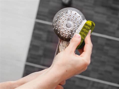 Gebruik bijvoorbeeld cif power & shine om kalk in de badkamer te verwijderen. Kalk verwijderen in de badkamer | Badkamerwinkel.nl