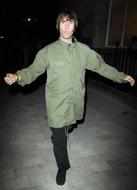 Uno ancho con capucha y otro reversible. Liam Gallagher - Liam Gallagher Photos - Liam Gallagher at ...