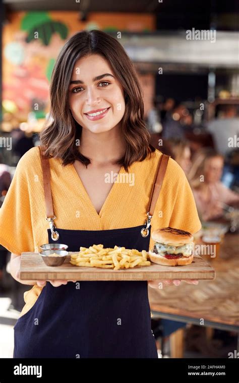 Female Waitress Customers Hi Res Stock Photography And Images Alamy