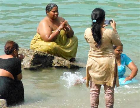 aunties bathing in ganga