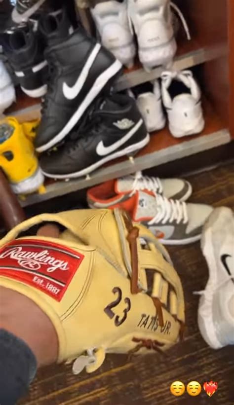 What Pros Wear Fernando Tatis Jr Rocking Rawlings Glove And Nike