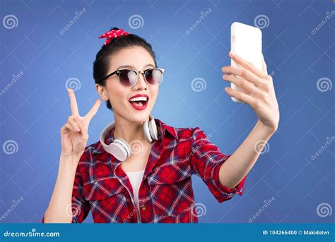 Lächelndes Reizendes Aktives Asiatisches Mädchen Das Selfie Foto Macht