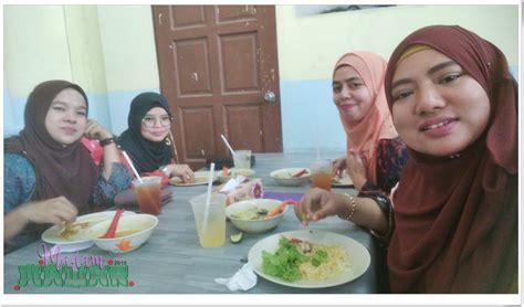 She managed the restaurant with her husband and her. Mdm_Mawar: Kak Nik Patin House, Pantai Dalam