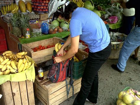 El Salvador De Compras En Bicicleta Al Mercado De San Antonio Abad