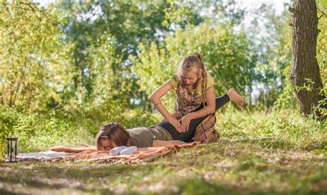 Premium Photo Body Care Proffesional Masseuse Applies Her Massage Skills On Her Client In A