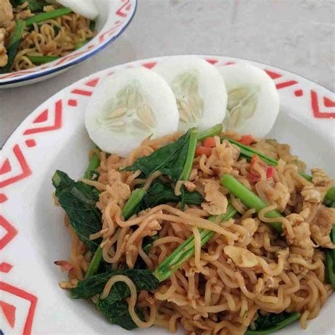 Resep masak indomie goreng telur mie nyemek paling enak bahan : Resep Indomie Goreng Nyemek dari Almahyra | Yummy.co.id