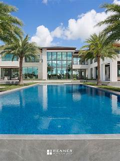 Live The Luxe Life Executive Rental With Private Balcony And Rooftop Pool