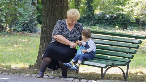 La abuela que le cobra a su hija para cuidar a su nieto No soy una guardería