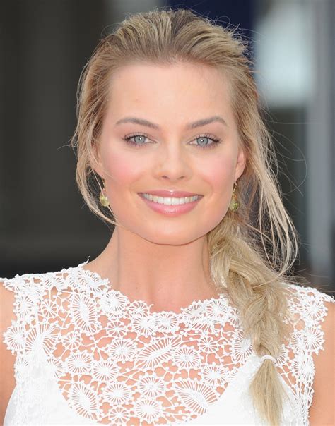 20 Of Margot Robbies Best Hair And Makeup Moments From Short Hair To Brown Hair Margot Robbie