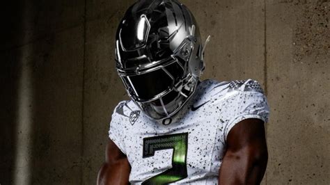 Oregon Ducks Debut Splatter Uniforms Against Huskies