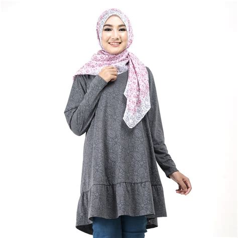 Baju tunik dengan rempel dan motif yang kekinian ini memang jauh lebih cocok dipadukan dengan sebuah bawahan polos, karena memang pada dasarnya bawahan polos akan menghighlight baju. 10 Baju Tunik Wanita Terbaru & Kekinian yang Bagus 2020