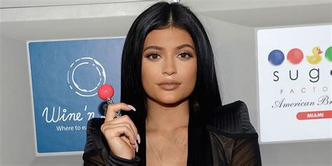 Kylie Jenner Shuts Down Boob Job Rumors In Revealing Snapchat