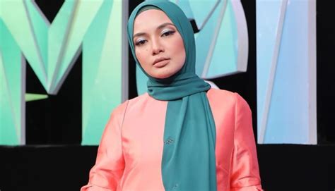 Frustration neelofa noor, 27, the 'lover', fattah amin, 26, like the unstoppable again when the yesterday, fattah was still 'loyal' follow @neelofa instagram account that has 4 million followers it. Neelofa Ucap Selamat Tinggal Kepada AirAsia