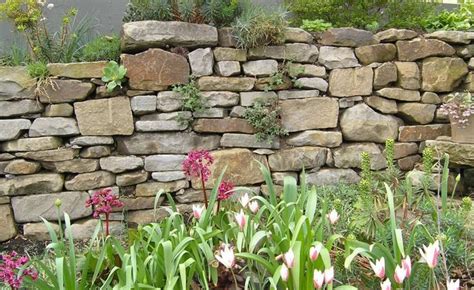 Sowohl für mensch, als auch für tier. Gartengestaltung mit Trockenmauern | Garten bepflanzen ...