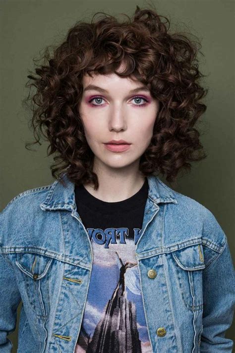 Primero que todo para que encuentres ese peinado ideal para ti, tienes que hablar con tu peluquero y analizar la forma para encontrar tu forma de la cara y el tipo de pelo que llevas, la elección de una longitud de pelo, barba de aseo y productos para el cabello. 1001+ Ideas de pelo corto rizado - cortes y cuidado