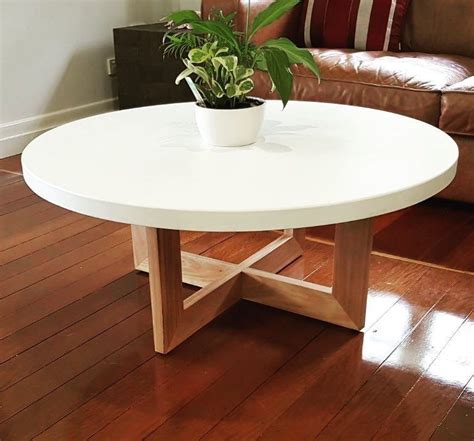 The magnolia manor round cocktail table with casters, made by liberty furniture, is brought to you by standard furniture. Attractive Concrete Coffee Table Design Ideas You Must Try ...