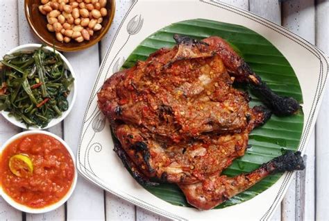 Tumis bumbu sampai menjadi halus dan harum. 21 Makanan Khas Lombok NTB Yang Rasabta Paling OK