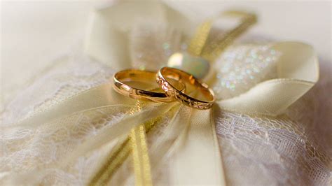 Download Gold Wedding Ring Wallpaper