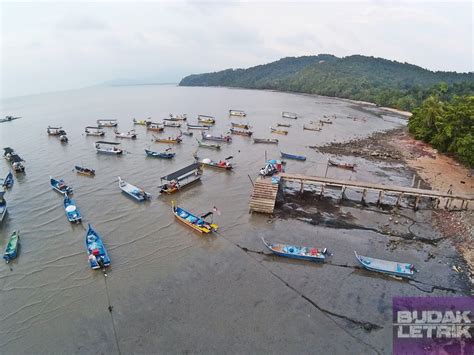 Tragedi hitam kota kuala muda dipamerkan di galeri kota kuala muda. Budak Letrik: Ada apa di Pulau Sayak, Kota Kuala Muda
