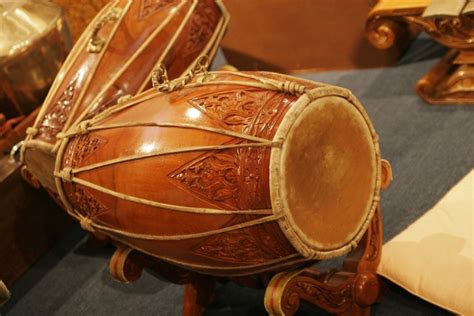 Alat musik jawa tengah kebanyakan adalah alat musik yang termasuk kedalam bagian gamelan. Contoh Alat Musik Ritmis dan Melodis