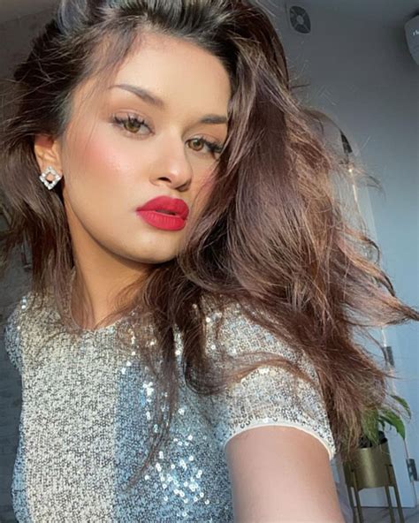 Avneet Kaur Slays Her Super Hot Makeup Look With Brown Toned Eyes And