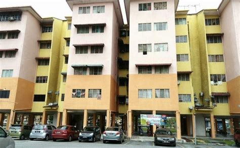 There are various clothing, fashion, and electronic shops and indoor stalls in the dilapidated warta mall. Apartment Kelompok Seri Tanjung, Seksyen 7, Bandar Baru ...