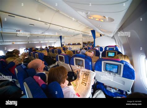 Passagiere In überfüllten Economy Class Kabine Auf Boeing 777 Flugzeuge