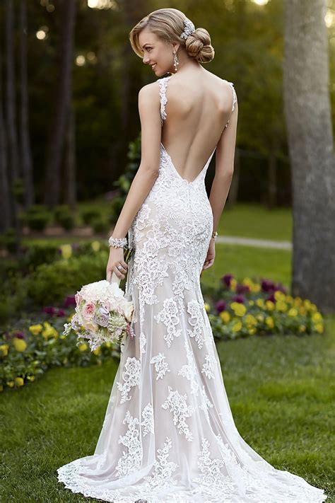 Las colecciones de vestidos de novia están introduciendo el color, la sobriedad de los vestidos mas clásicos la estamos suavizando haciendo una novia mas bohemia y juvenil, con mezclas de diferentes tejidos y superposiciones de encaje con blondas. Estos vestidos de novia sin escote son totalmente increíbles