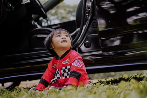 Eine erfahrende mutter und stillberaterin erklärt wie ein baby sitzen lernt. Ab wann Kinder im Auto vorne sitzen dürfen (laut StVO)