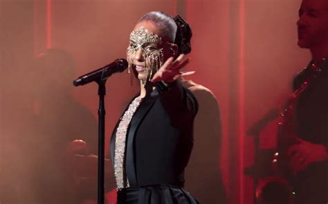 Watch Alicia Keys Soars With ‘santa Baby On Apple Music Live That