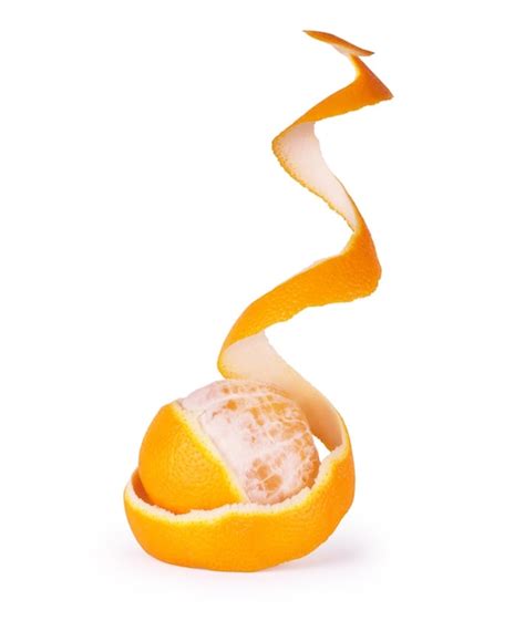 Naranja Con Piel De Espiral Pelada Aislado Sobre Fondo Blanco Foto Premium