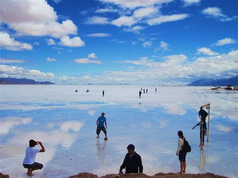 Las Salinas Grandes in Argentina - So surreal, looks like people are ...
