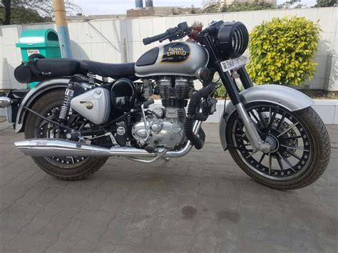 They have completely transformed it as you can't recognised the stock bike. Bullet 350 Modified | Enfield classic, Royal enfield, Classic
