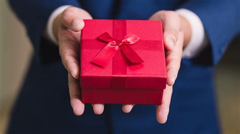 todo lo que nunca debes hacer al recibir o dar regalos según un experto en etiqueta gq españa