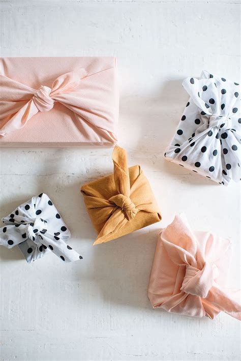 Creative Wrapping Idea Diy Fabric Wrapped Ts Diy Holiday Ts Diy