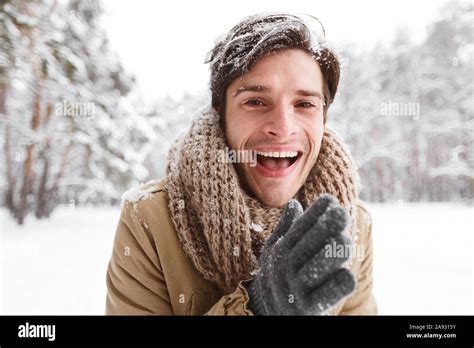 Rubbing Hands Cold Hi Res Stock Photography And Images Alamy
