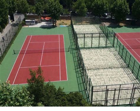En total 23 pistas de tenis, dotadas de luz artificial: Dos pistas de padel y dos pistas de tenis en la Escuela de ...