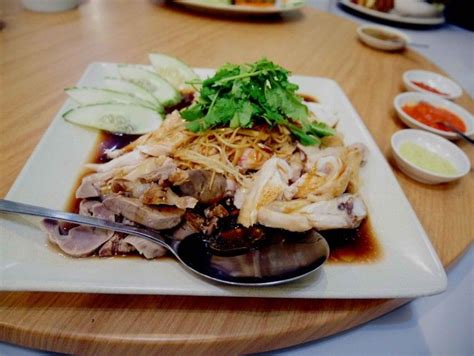 Famous chicken rice with a lot of side dishes you can order. 5 must try Penang food