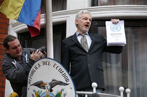 Enger Raum Mit Bett Und Computer Für Assange Beginnt Fünftes Jahr Im