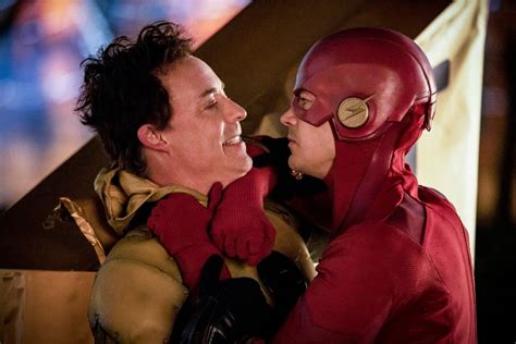 The Flash Finale Tom Cavanaghs Eobard Thawnereverse Flash Returns