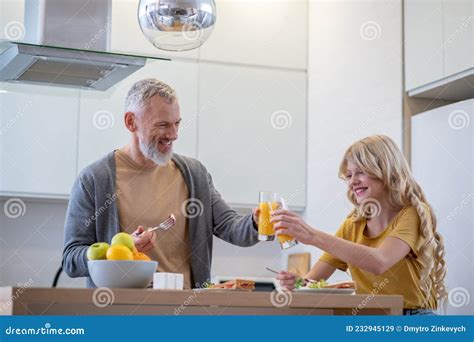 Un Padre Y Una Hija En La Cocina Desayunando Imagen De Archivo Imagen