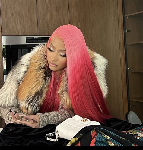 Buzzing Pop On Twitter Nicki Minaj Rocks Pink Hair In Newly Shared