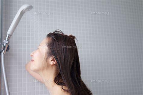 シャワーを浴びている女性 07800020312 写真素材ストックフォト画像イラスト素材アマナイメージズ