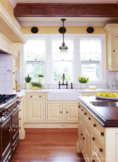 See more ideas about kitchen remodel, new kitchen, kitchen design. Luxury Clive Christian kitchen in painted Antique Cream, Knoxvil | Beautiful kitchen cabinets ...