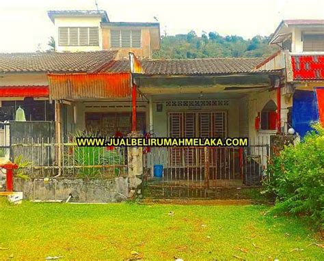 Di pintu rumah, ada tiga karakter besar dari ruang penilai emas. Rumah Lelong Melaka Tengah 2017 - Omong q